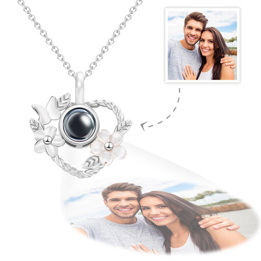 Personalized projection necklace with heart-shaped flower pattern