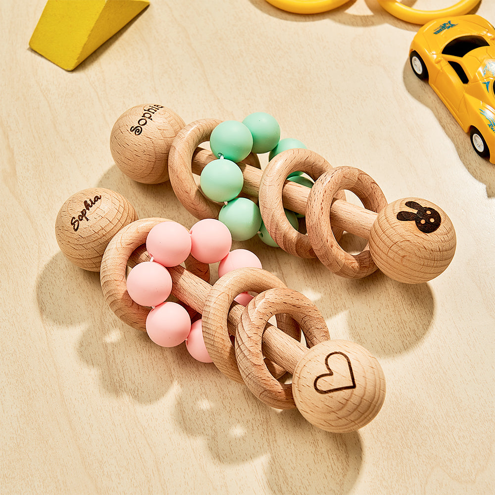 Hochet en bois personnalisé pour bébé avec prénom gravé
