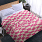 Couverture personnalisée avec prénom à carrés roses torsadés