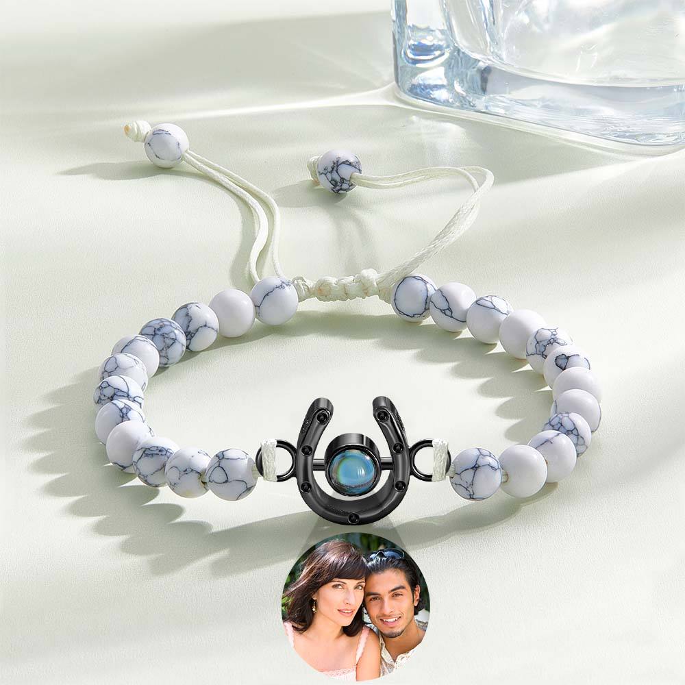 Bracelet personnalisé en forme de fer à cheval avec projection photo