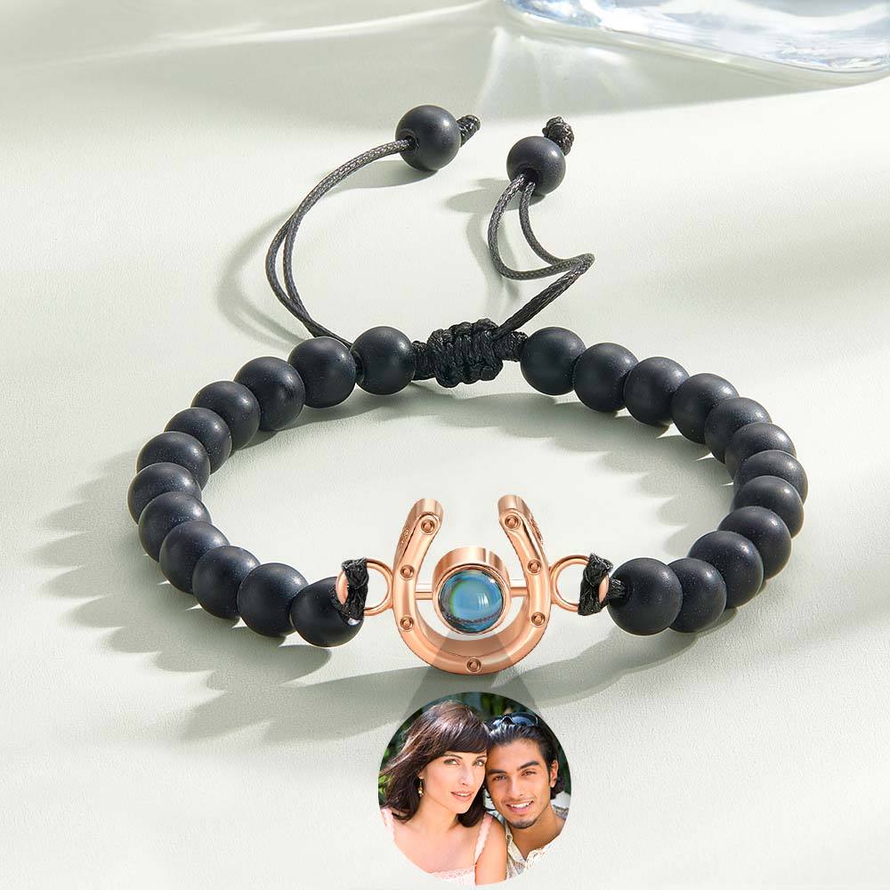 Bracelet personnalisé en forme de fer à cheval avec projection photo