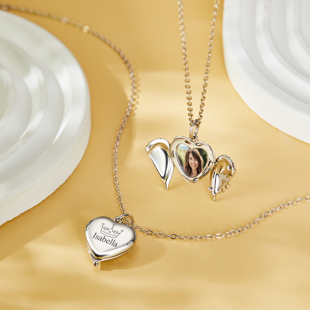 Collier médaillon gravé personnalisé, motif ailes d'ange