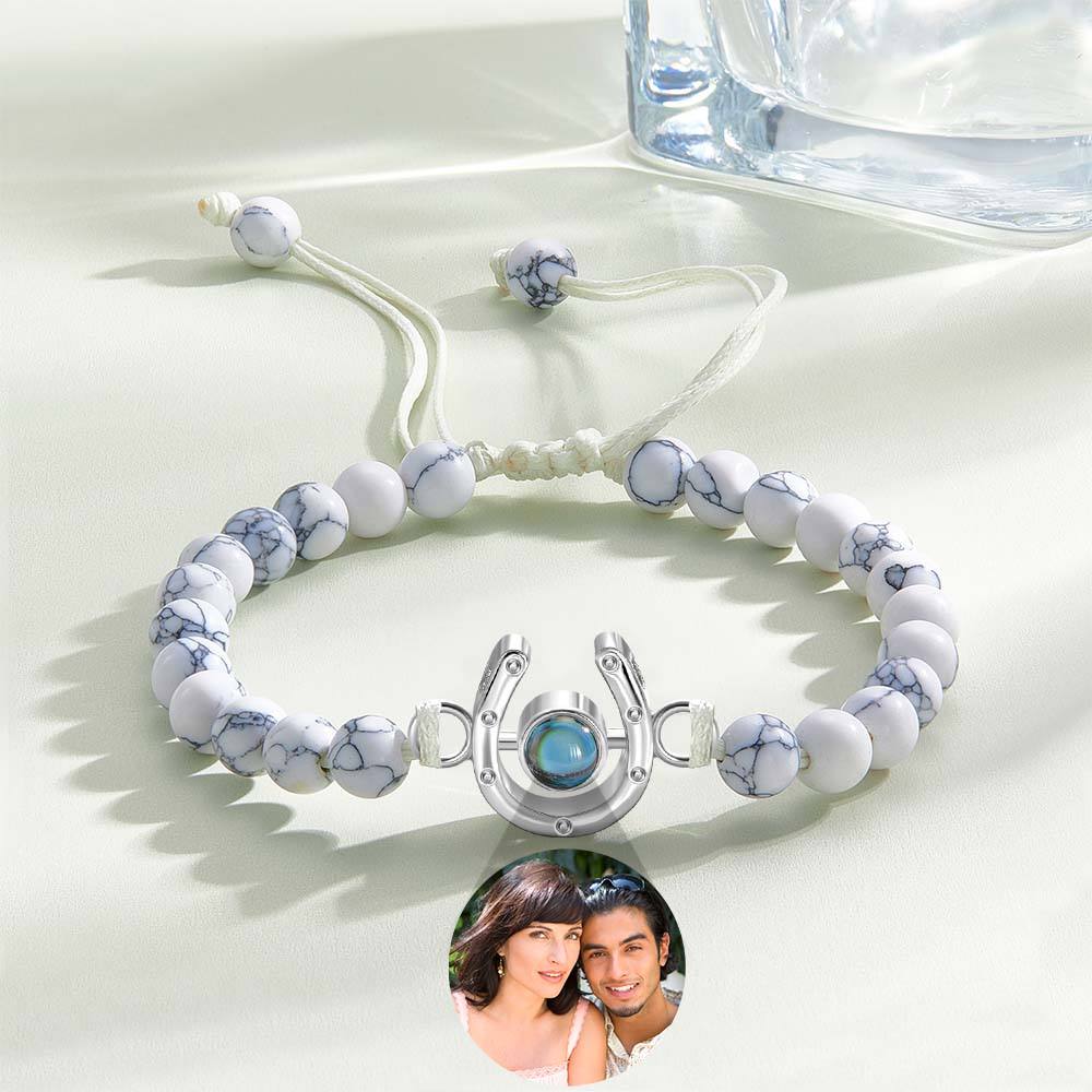 Bracelet personnalisé en forme de fer à cheval avec projection photo