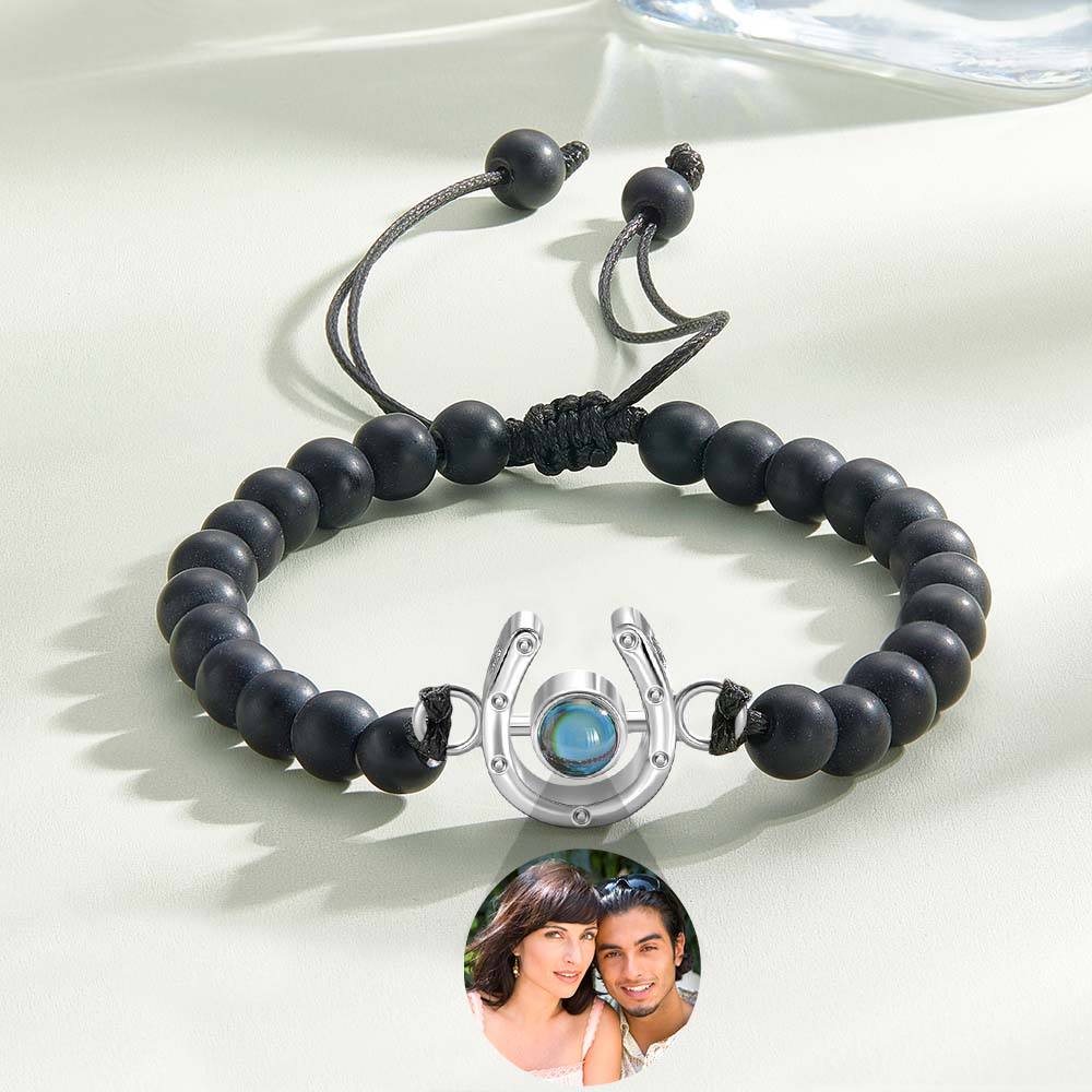 Bracelet personnalisé en forme de fer à cheval avec projection photo