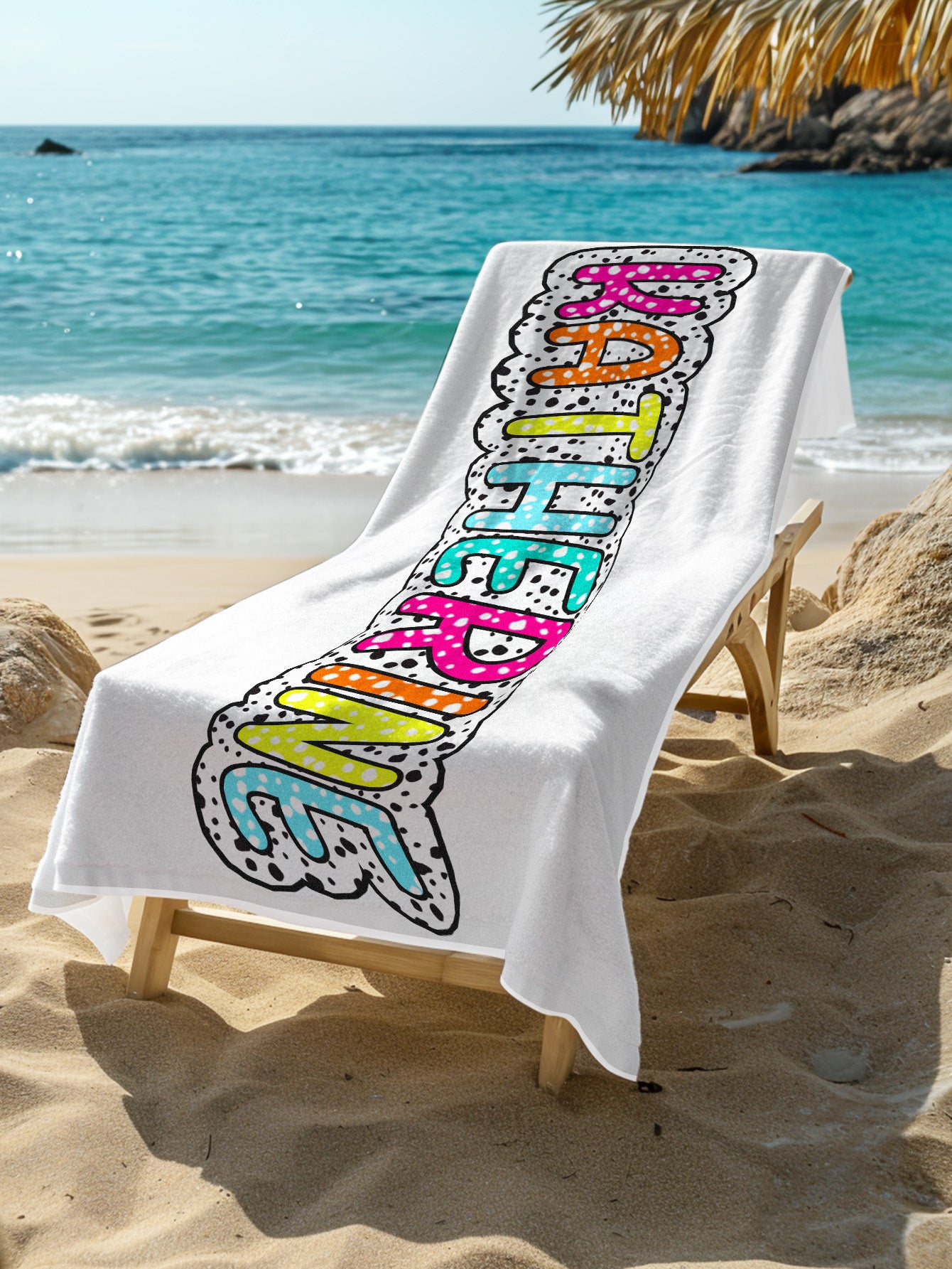 Serviette de plage personnalisée à pois dalmatiens avec prénom arc-en-ciel