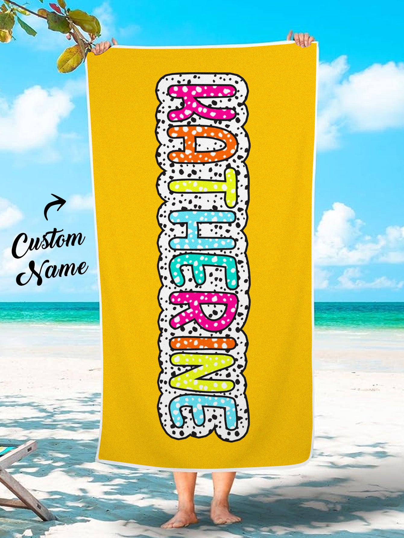 Serviette de plage personnalisée à pois dalmatiens avec prénom arc-en-ciel